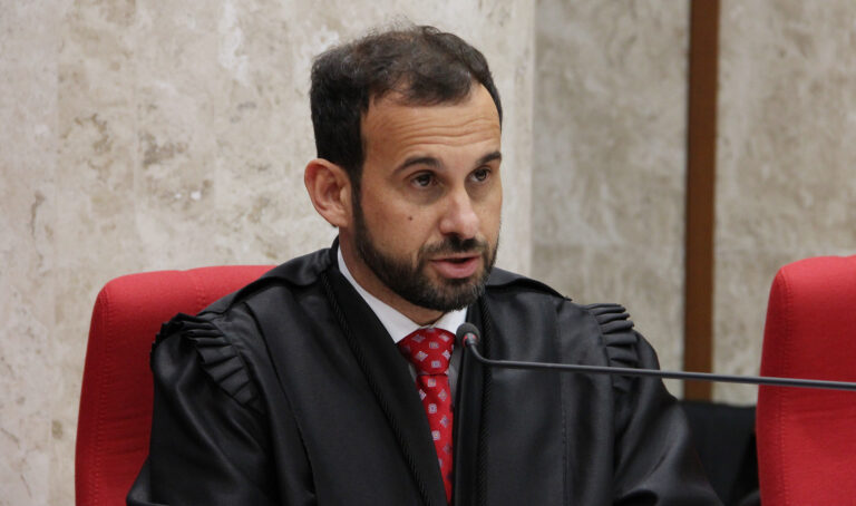 Leia mais sobre o artigo Desembargador Roger Raupp Rios está entre brasileiros do Direito mais citados no Google Acadêmico (08/10/2021)