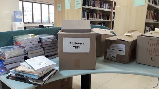 Leia mais sobre o artigo Biblioteca do TRF4 doa livros e revistas para projeto de incentivo à cultura (20/05/2022)
