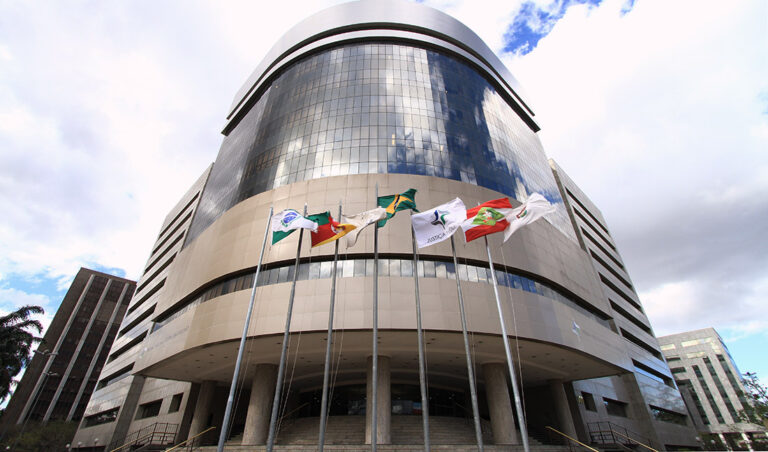 Leia mais sobre o artigo Criança não pode pedir indenização por ter nascido, decide TRF4 (11/05/2022)