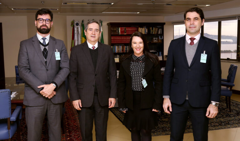 Leia mais sobre o artigo Presidente e representantes da OAB-SC visitam TRF4 (21/06/2022)