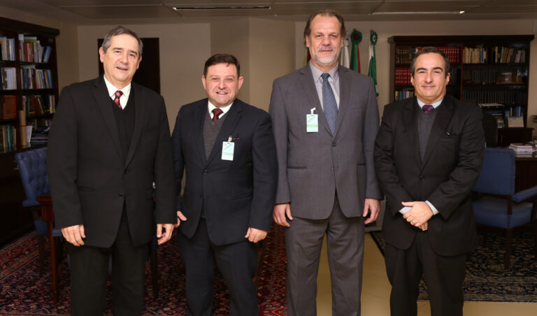 Leia mais sobre o artigo Vice-presidentes do TJRS visitam TRF4 (07/06/2022)