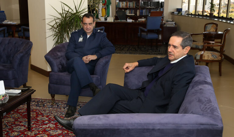 Leia mais sobre o artigo Presidente recebe comandante da Aeronáutica (03/06/2022)
