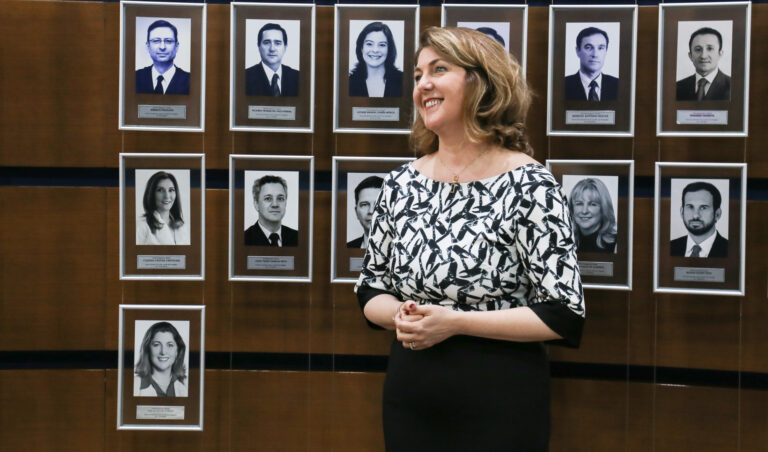 Leia mais sobre o artigo Taís Schilling Ferraz inaugura retrato na Galeria dos Desembargadores do TRF4 (28/07/2022)