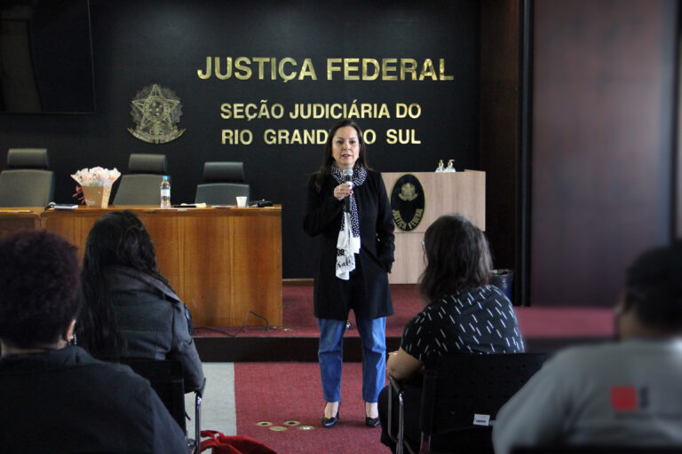 Leia mais sobre o artigo Palestra na JFRS aborda violência contra a mulher (31/08/2022)