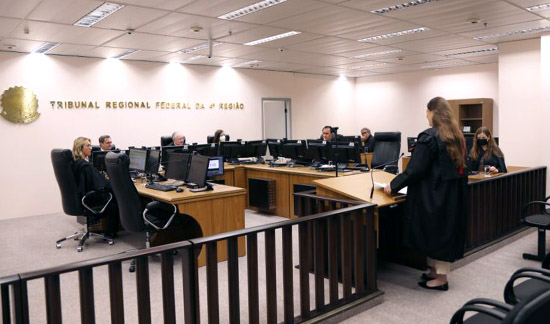 Leia mais sobre o artigo Turma Regional do TRF4 retoma sessões de julgamento presenciais no Paraná (17/08/2022)