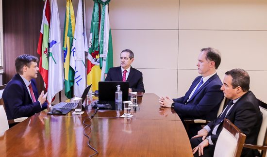 Leia mais sobre o artigo Presidente assina convênio com Ajufergs e cursos ficarão mais acessíveis  (15/08/2022)