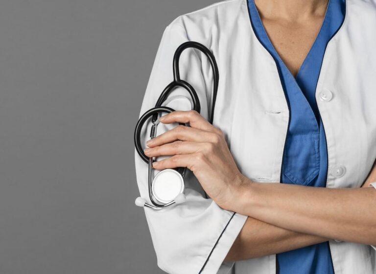 Leia mais sobre o artigo JFPR autoriza pessoa formada em medicina, mas sem diploma, a se inscrever no exame Revalida (19/10/2022)