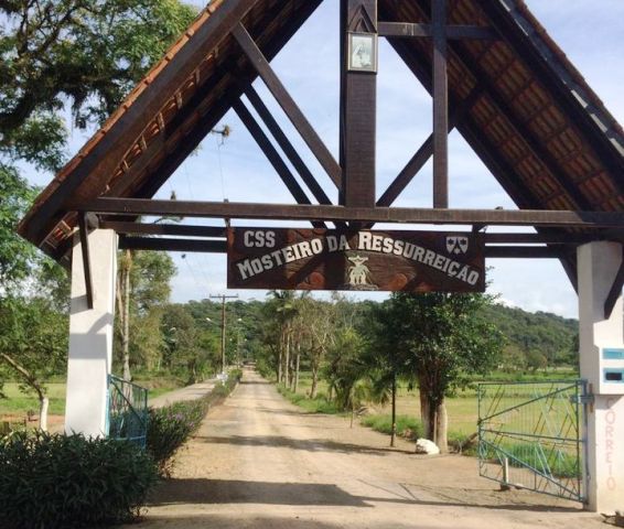 Leia mais sobre o artigo Liminar impede venda irregular de lotes em área cedida ao Mosteiro da Ressurreição (09/10/2022)