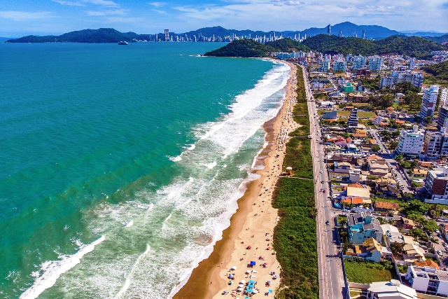 Leia mais sobre o artigo Empresa pavimentará rua para compensar sombreamento na faixa de areia da Praia Brava (24/10/2022)