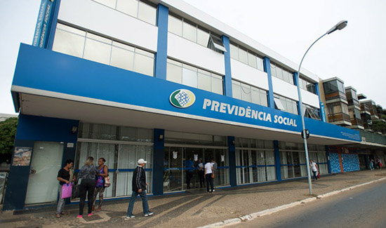Leia mais sobre o artigo Aposentadoria recebida pelo marido não impede concessão de benefício assistencial à idosa sem renda própria (06/10/2022)