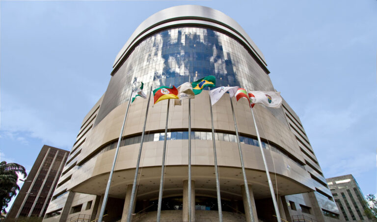 Leia mais sobre o artigo Mantidas condenações de executivos por fraudes em contratos da área de Gás e Energia da Petrobras (05/10/2022)