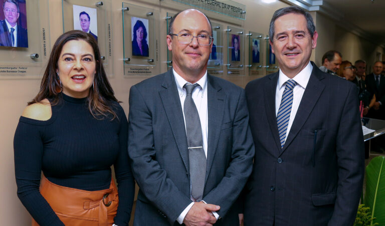 Leia mais sobre o artigo Inaugurados retratos dos desembargadores Luciane Münch e Ricardo do Valle Pereira (27/10/2022)