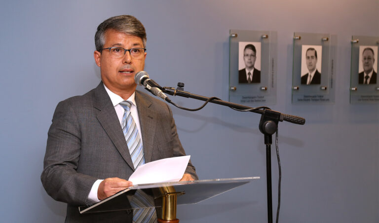 Leia mais sobre o artigo Desembargador Victor Laus inaugura retrato e lembra enfrentamento da pandemia (21/10/2022)