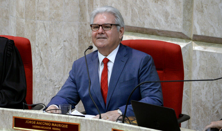 Leia mais sobre o artigo TRF4 despede-se do desembargador Jorge Maurique em sessão solene (27/10/2022)