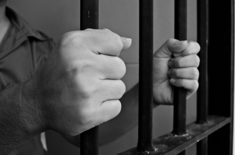 Leia mais sobre o artigo Três líderes da organização “Os Manos” e mais 22 pessoas são condenados por crimes relacionados ao tráfico de drogas (08/10/2022)
