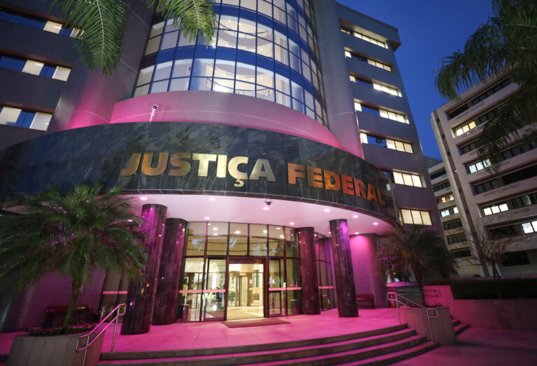 Leia mais sobre o artigo JFPR ilumina prédio em atenção ao Outubro Rosa (03/10/2022)