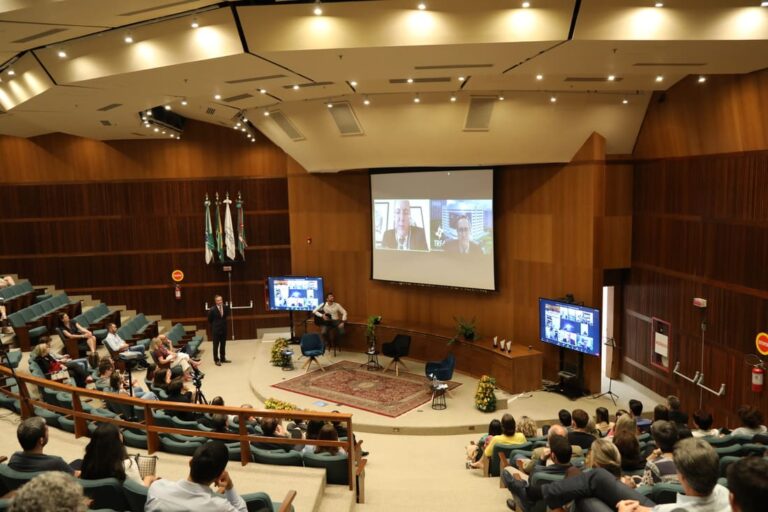 Leia mais sobre o artigo Confraternização e homenagens marcam o Dia do Servidor Público na JFPR (28/10/2022)