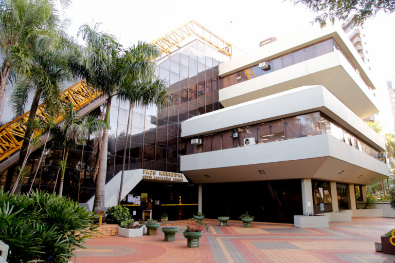 Leia mais sobre o artigo Justiça Federal determina que dinheiro desviado por ex-secretário de Maringá volte ao município (17/11/2022)