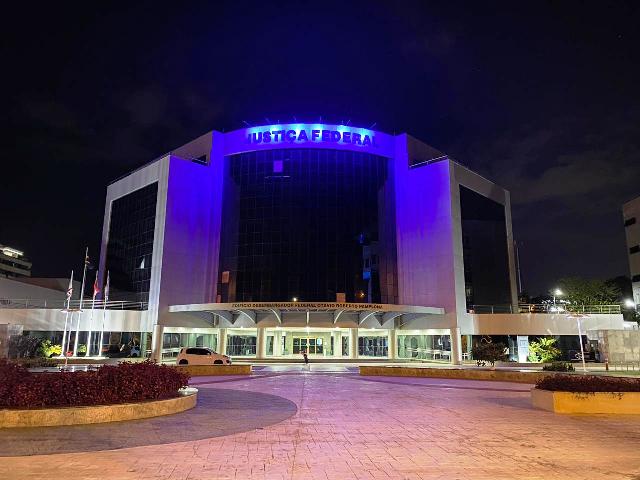 Leia mais sobre o artigo Sede da JFSC recebe iluminação alusiva ao Novembro Azul (09/11/2022)