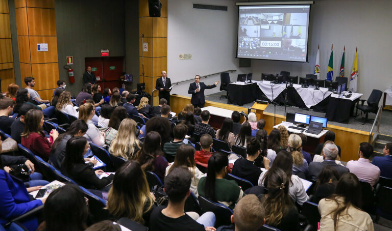 Leia mais sobre o artigo TRF4 realiza sessão de julgamento da 6ª Turma em auditório da Faculdade de Direito (04/11/2022)