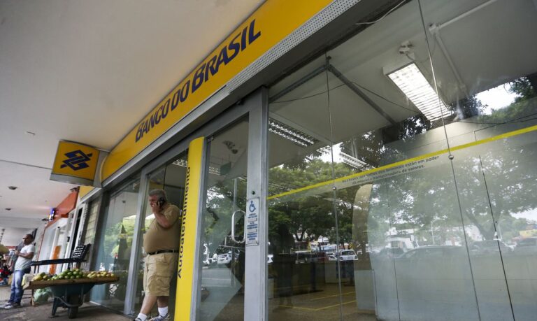 Leia mais sobre o artigo Ex-funcionário do Banco do Brasil é condenado por desviar valores de clientes e obter financiamentos mediante fraude (23/11/2022)