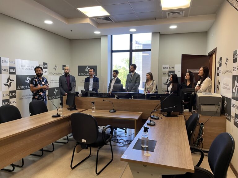 Leia mais sobre o artigo Estudantes do curso de Direito da Faculdade Antonio Meneghetti visitam JFRS (21/11/2022)