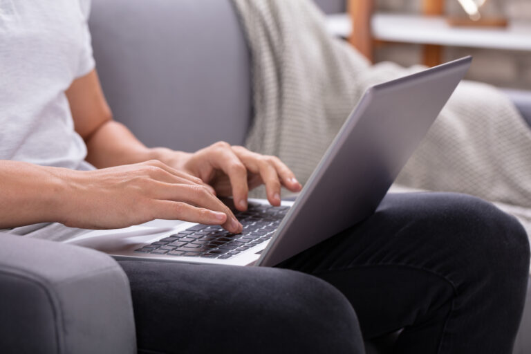 Leia mais sobre o artigo Homem é condenado por produzir, armazenar e compartilhar vídeos de pornografia infantojuvenil (29/12/2022)