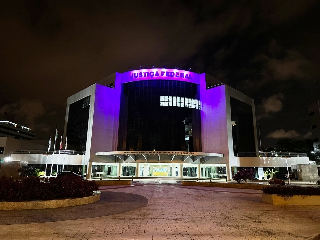 Leia mais sobre o artigo Sede da JFSC recebe iluminação alusiva ao Janeiro Roxo (19/01/2023)