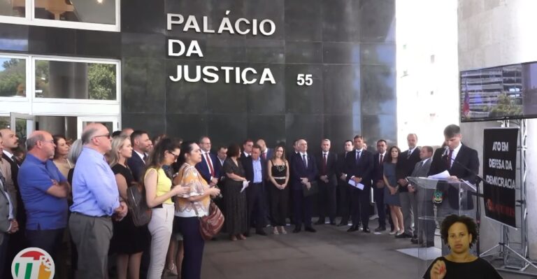 Leia mais sobre o artigo Presidente do TRF4 participa de Ato em Defesa da Democracia (16/01/2023)