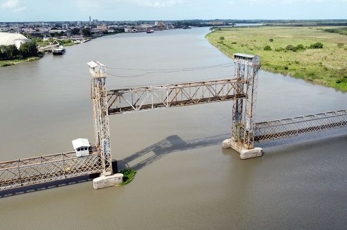 Leia mais sobre o artigo Içamento da ponte férrea móvel do Canal São Gonçalo deverá ser realizado, no mínimo, três vezes por dia (17/01/2023)