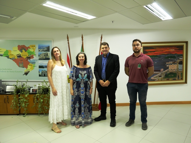 Leia mais sobre o artigo Diretora do Foro e juíza criminal recebem secretário de Administração Prisional (22/03/2023)