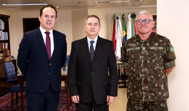 Leia mais sobre o artigo Comandante militar do Sul visita tribunal (28/03/2023)