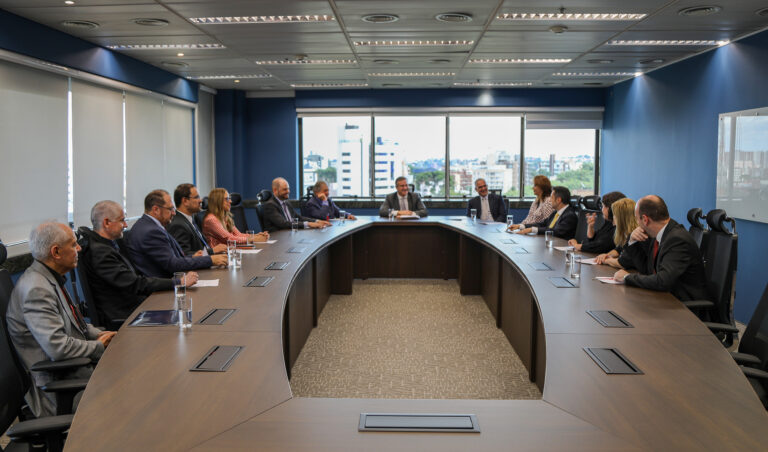 Leia mais sobre o artigo Justiça Federal em Curitiba recebe coordenadores de cursos de Direito e de prática jurídica da capital (13/04/2023)