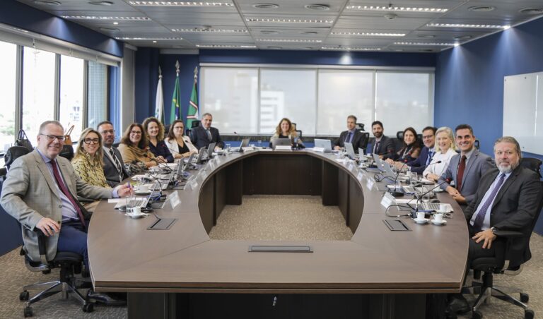 Leia mais sobre o artigo Curitiba sedia reunião da Turma Regional de Uniformização da 4ª Região (28/04/2023)