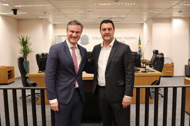 Leia mais sobre o artigo Governador Ratinho Júnior visita sede da Justiça Federal do Paraná (19/04/2023)