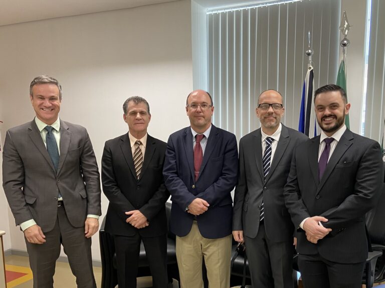 Leia mais sobre o artigo Corregedor do TRF4 e Diretor do Foro da SJPR visitam Jacarezinho (PR) (25/04/2023)