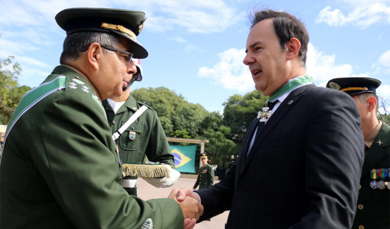 Leia mais sobre o artigo Desembargadores recebem medalha (25/04/2023)