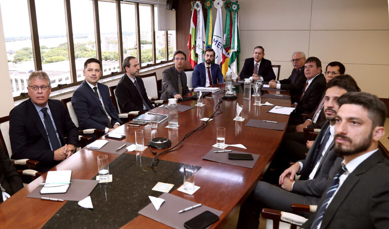 Leia mais sobre o artigo Corregedor do Superior Tribunal Militar visita TRF4 (17/04/2023)