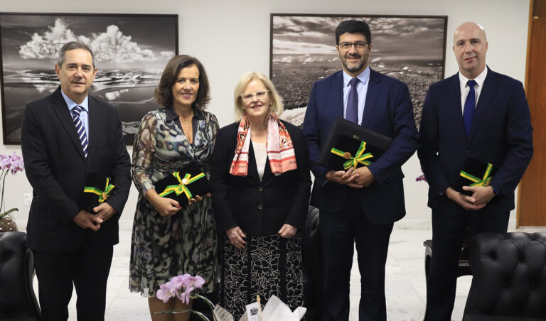 Leia mais sobre o artigo Ministra Rosa Weber recebe convite de tribunais gaúchos para o III Enam (24/04/2023)