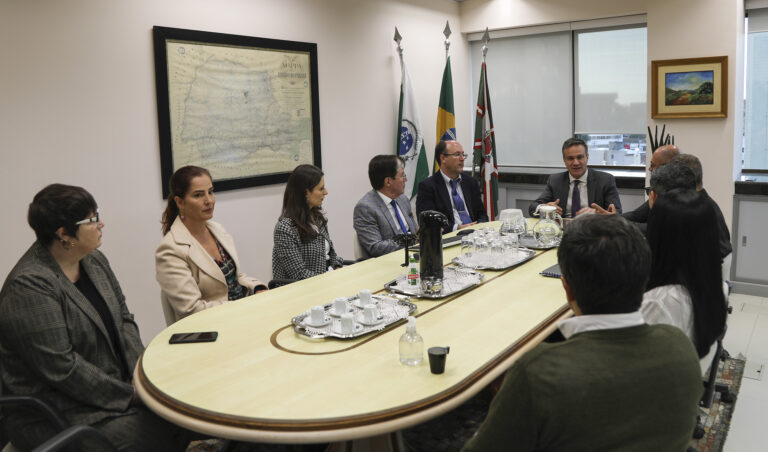 Leia mais sobre o artigo JFPR e Estado do Paraná assinam termo de cooperação para monitoramento dos apenados federais (16/05/2023)