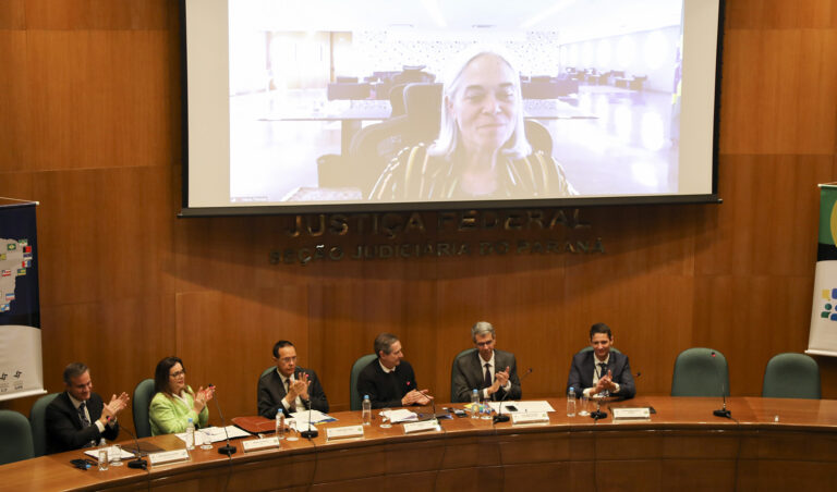 Leia mais sobre o artigo Os desafios da Justiça Federal é tema central do encontro de diretores de Foros realizado em Curitiba (18/05/2023)