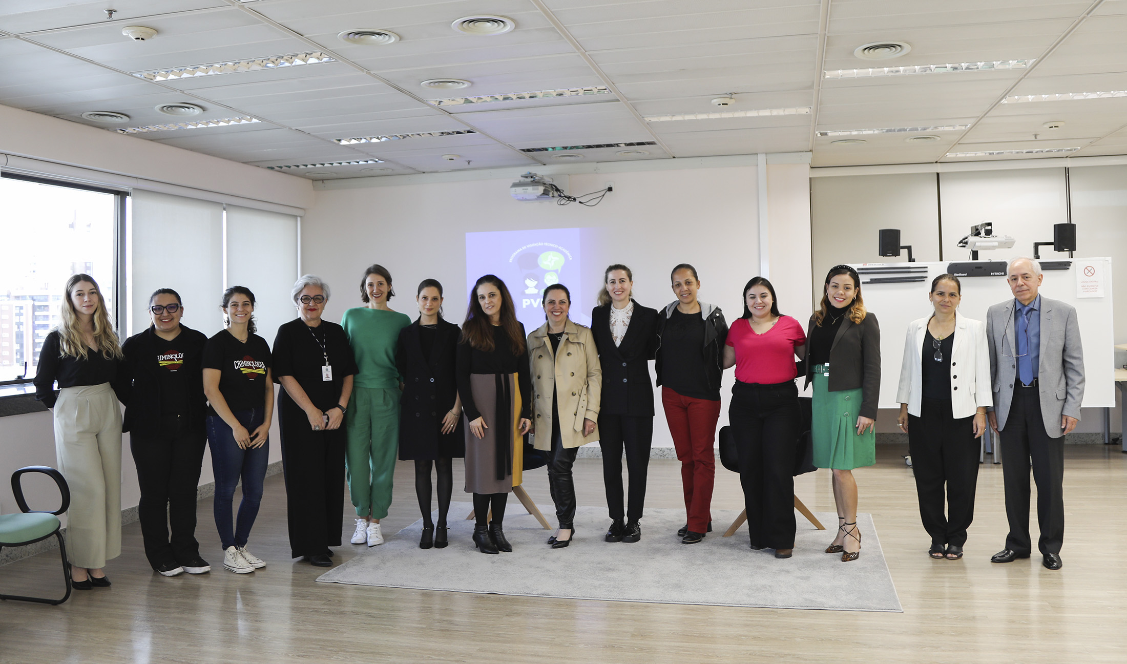 No momento, você está visualizando Justiça Federal em Curitiba recebe visita de alunas e professoras do curso de Criminologia (30/05/2023)