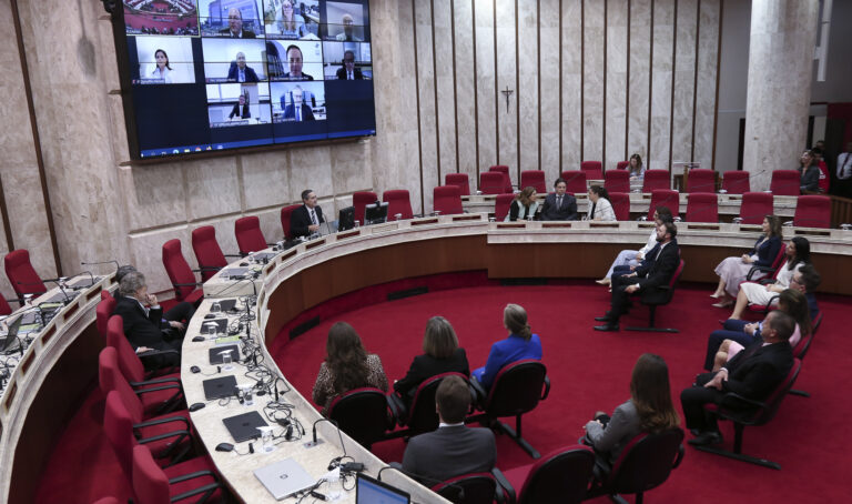 Leia mais sobre o artigo TRF4 promove 13 juízas e juízes substitutos à titularidade (02/05/2023)