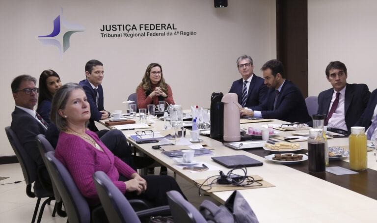 Leia mais sobre o artigo Encontro reúne diretores-gerais dos TRFs em Porto Alegre (17/05/2023)