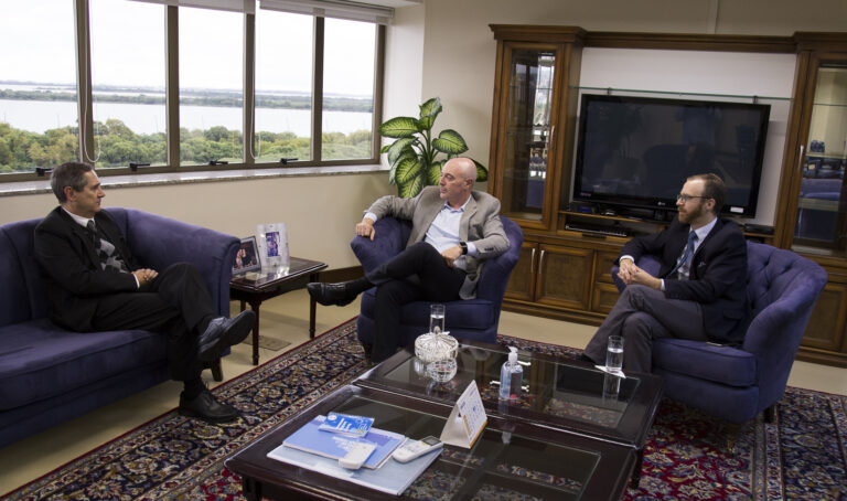 Leia mais sobre o artigo Presidente do TRF4 recebe dirigentes da Federação Israelita do Rio Grande do Sul (03/05/2023)