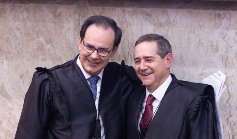 Leia mais sobre o artigo Desembargador Fernando Quadros da Silva assume como presidente do TRF4 (23/06/2023)