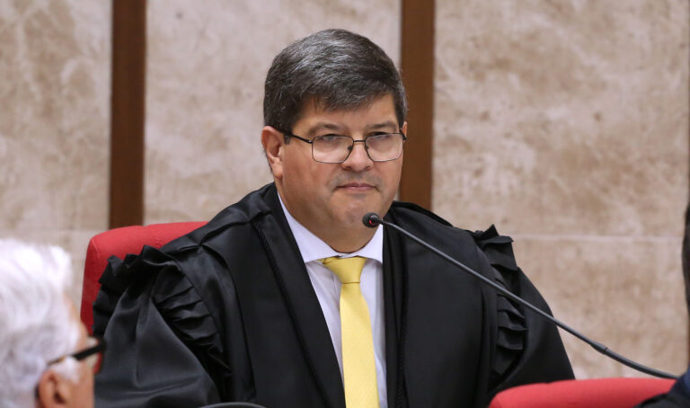 Leia mais sobre o artigo Marcos Roberto Araújo dos Santos toma posse como desembargador do TRF4 (31/05/2023)