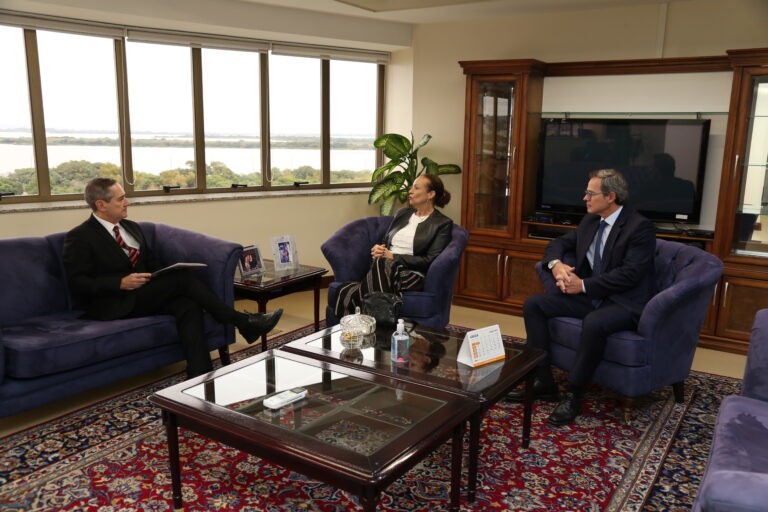 Leia mais sobre o artigo Presidente do TJRS visita TRF4 (05/06/2023)
