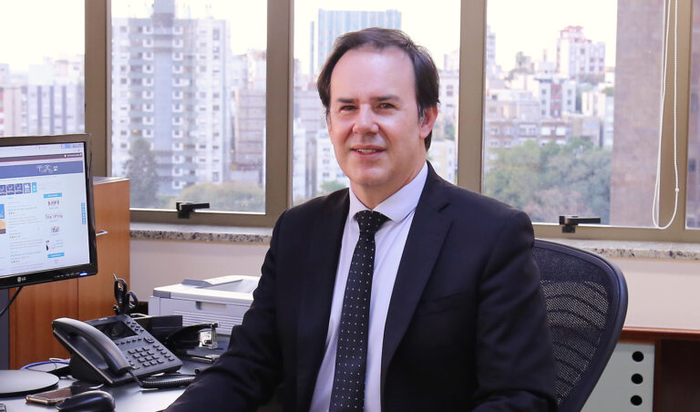 Leia mais sobre o artigo Desembargador Fernando Quadros da Silva toma posse hoje (23/6) como presidente do TRF4  (23/06/2023)