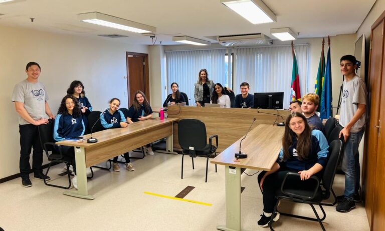 Leia mais sobre o artigo Estudantes visitam Justiça Federal e conversam sobre carreira da magistratura (04/07/2023)